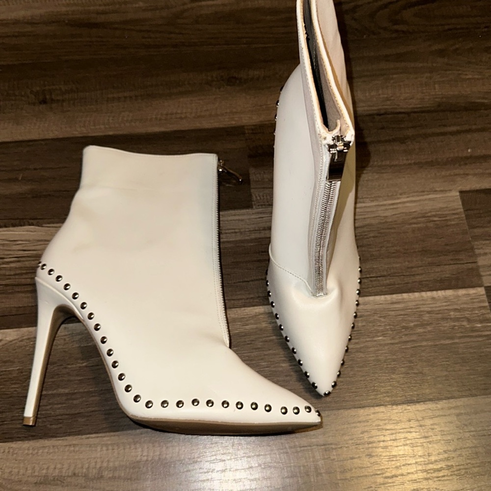 White booties with heel
